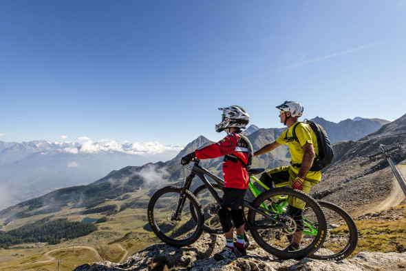 Father and son with MTB in Pila